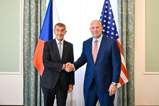 Nemůžeme dávat na obranu stejné peníze jako USA, vysvětlil Babiš slabé výdaje - Novinky